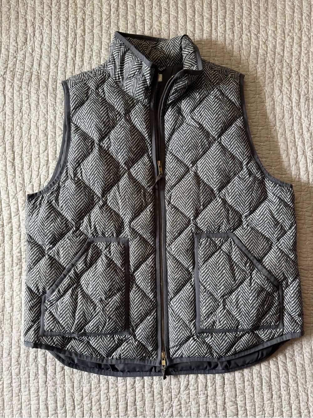 Quilted Herringbone Puffer Vest in Gray & White